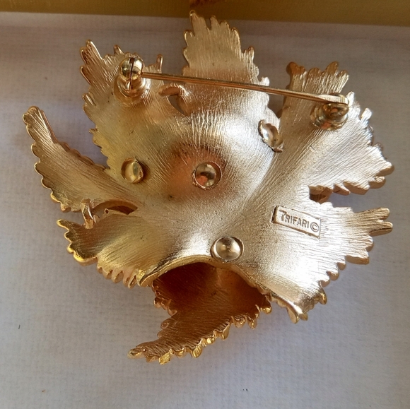 Trifari Textured 3D Gold Tone Rhinestones Center Leaf Design Signed VTG Brooch - Picture 10 of 16